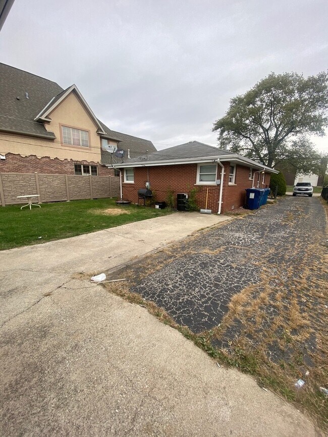 Building Photo - 7728 S 78th Ave