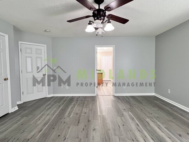 Building Photo - 523 Whitewater Dr