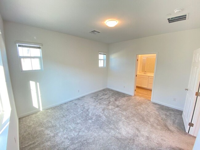 Building Photo - Gorgeous 2Bed/2.5Bath/2Car Townhome located in Gated Community in Henderson