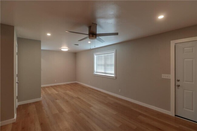 Building Photo - 811 N Pleasant St