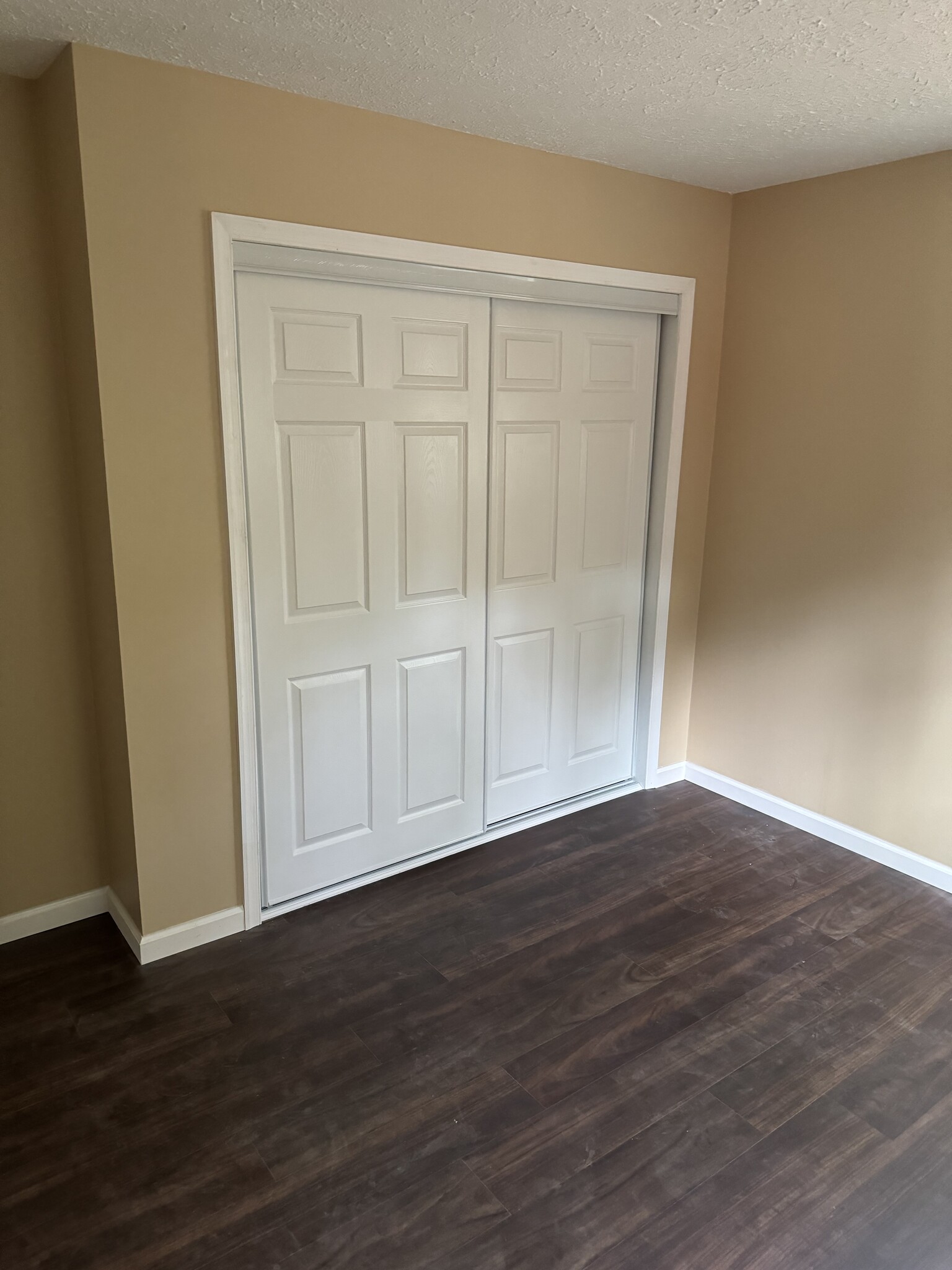 Master bedroom - 600 Country Place Dr