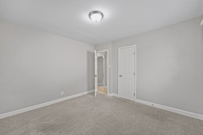 Building Photo - 1910 Hilldale Dr