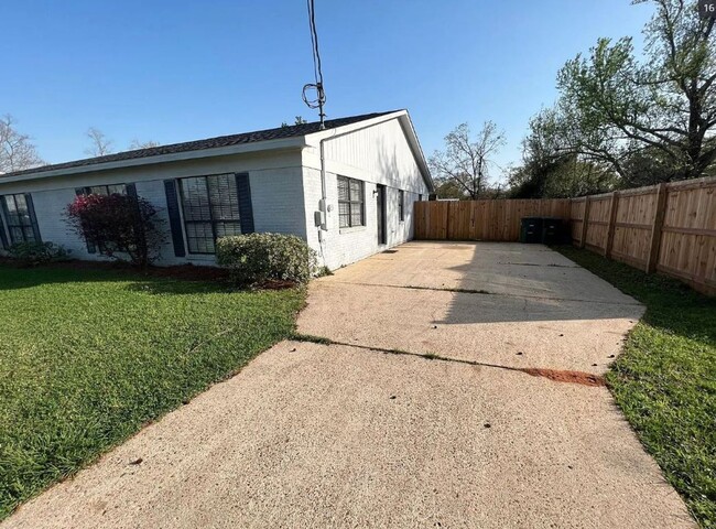 Building Photo - Downtown Foley Duplex now available