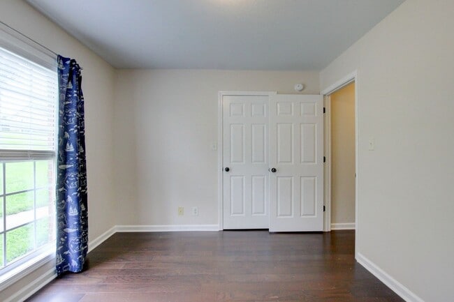 Building Photo - 3 bed 2 bath w sweet basement.  Go