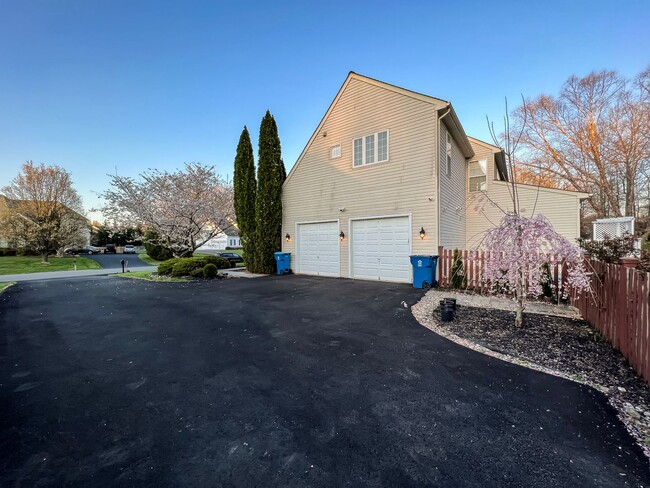 Building Photo - Stunning 4 Bedroom 3 Bathroom Brick Home W...