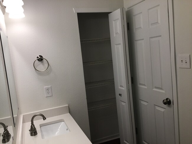 Building Photo - 14258 Marilyn Rd