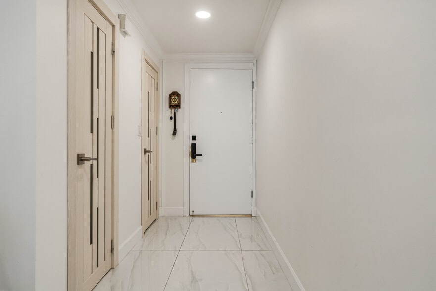 Building Photo - 321 S San Vicente Blvd