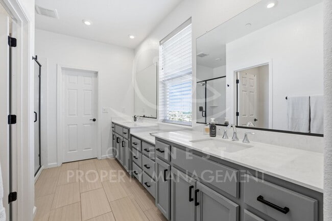 Building Photo - 2532 Eastridge Dr