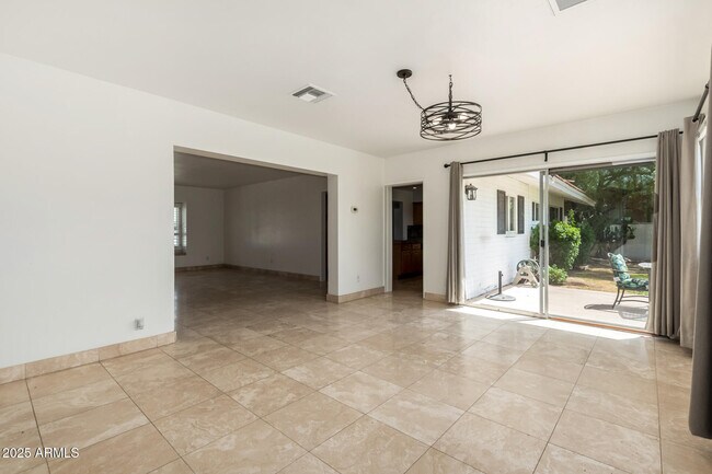 Building Photo - 6925 E Rancho Vista Dr