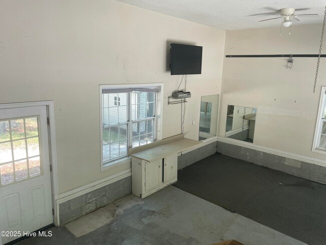 Building Photo - 151 Bayshore Dr