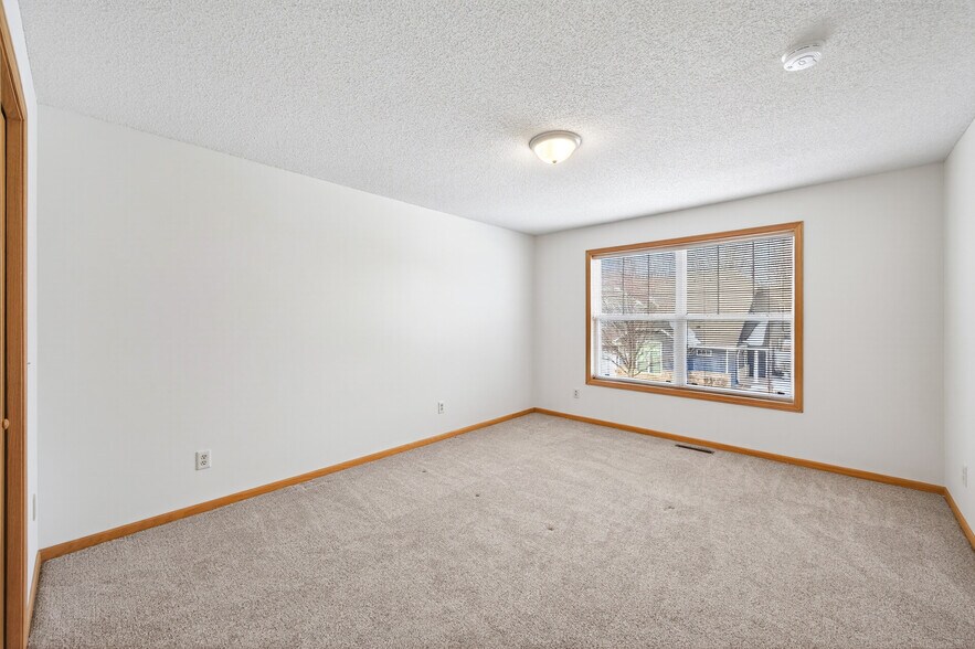 Building Photo - 475 Hickory Ln N