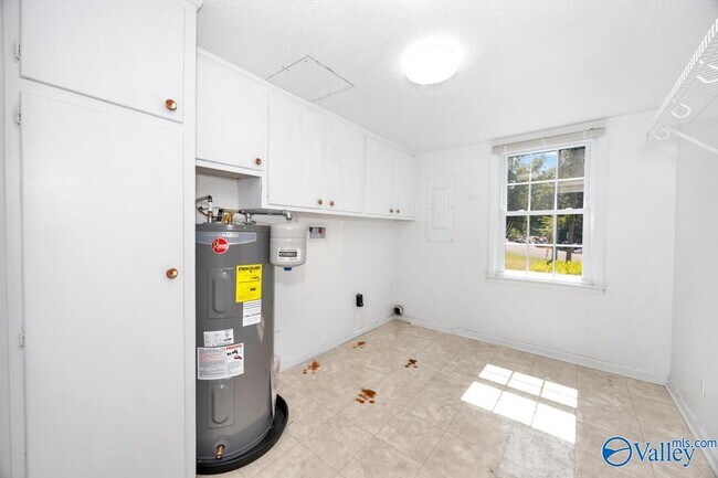 Building Photo - 8002 Greenwillow Ct SE