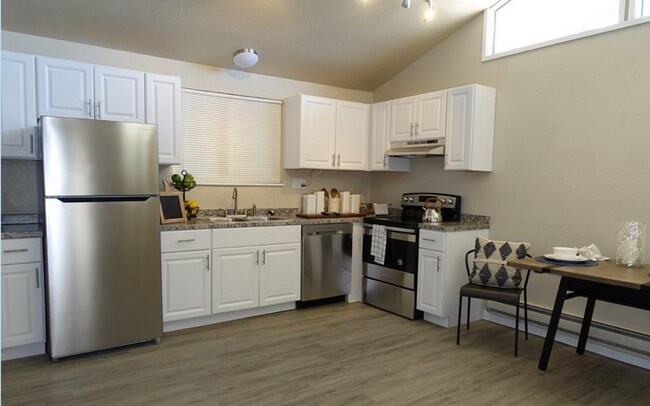 Building Photo - 667 E Clarion Dr