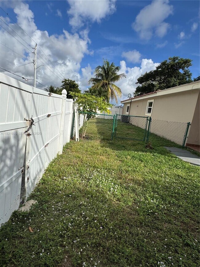 Building Photo - 640 N 71st Terrace