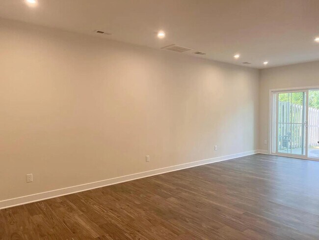 Building Photo - 131 Lilywood Ct