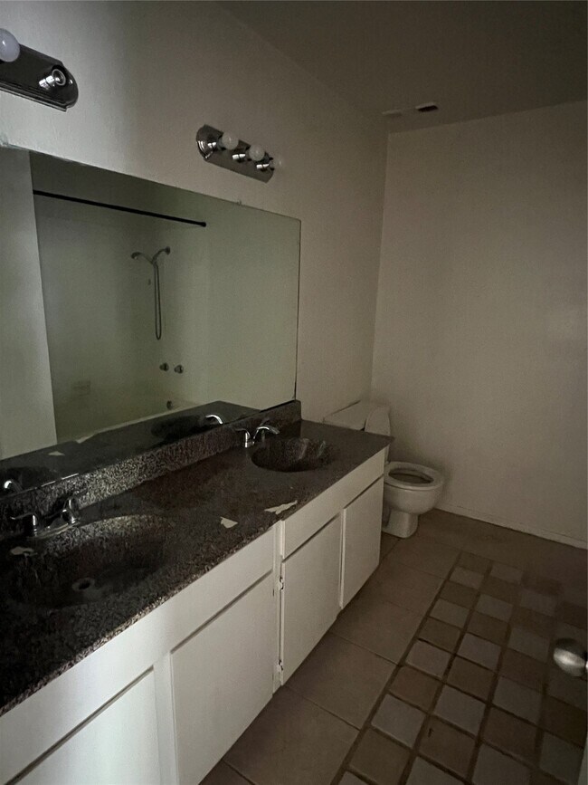Building Photo - 3303 W Greenridge Dr