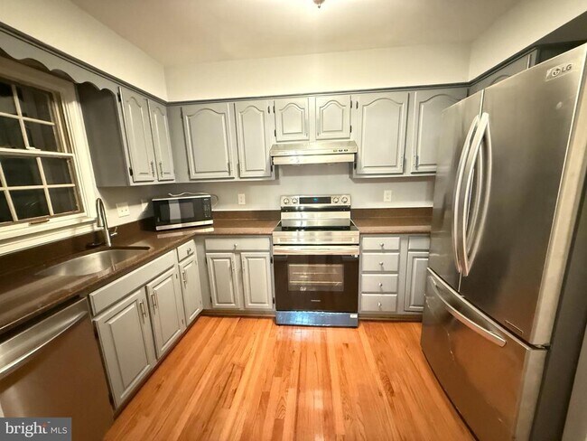 Building Photo - 3965 Pepperidge Ct