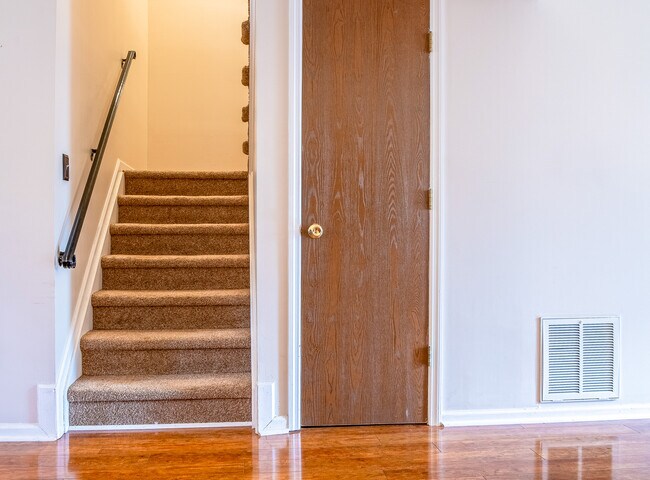 Building Photo - 256 Quassaick Ave