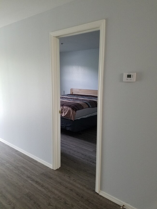 Building Photo - Recently Renovated 1 Bedroom 1 Bath  Walk-...