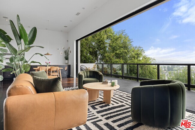 Building Photo - 2300 Ronda Vista Dr