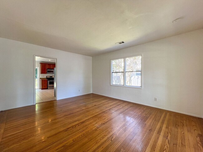 Building Photo - 165 Gesford St