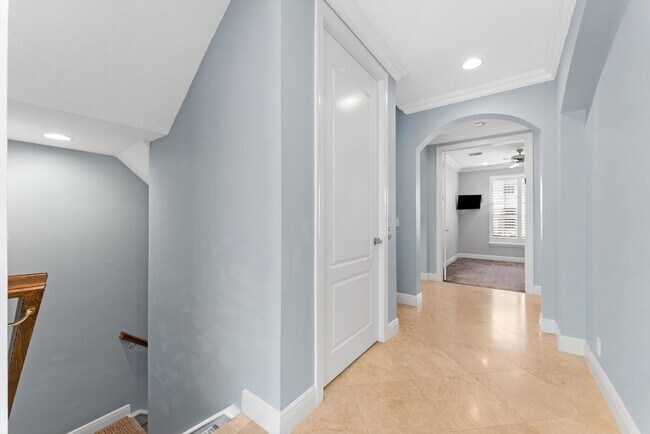 Building Photo - 604 NE Francesca Ln