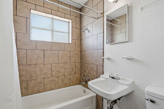 Building Photo - 79904$600 rent. Water and trash included in this 1 bedroom 1 bath apartment.