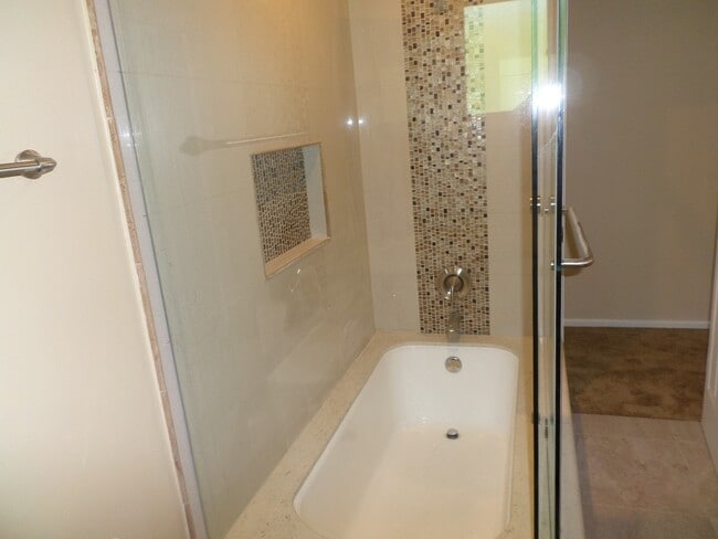 Building Photo - Beautiful single family home in desirable neighborhood!