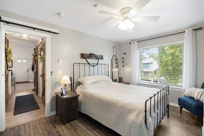 Building Photo - Modern 2 Bed, 1 Bath Condo near Dishman Hills!