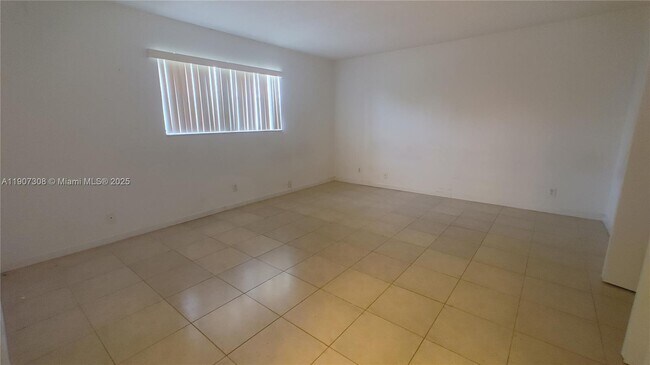 Building Photo - 500 NE 2nd St