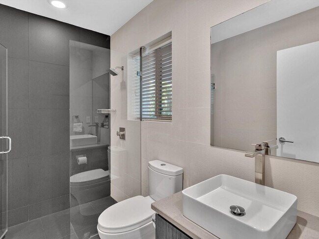 Building Photo - 1640 NE 43rd St