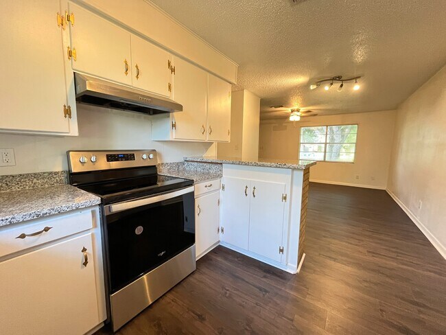 Building Photo - 409 La Bradford Dr