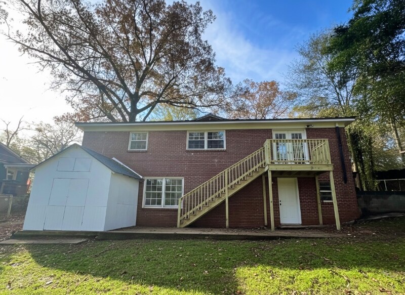 Building Photo - 1121 E Magnolia Ave