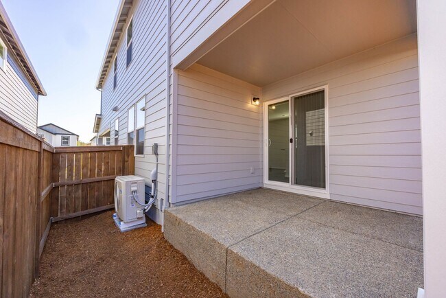 Building Photo - 3 bedroom home in Ridgefield w/ AC - Built in 2024