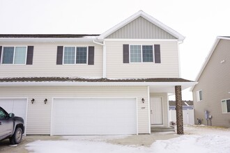 Building Photo - 3 Bed 3 Bath Twin Home