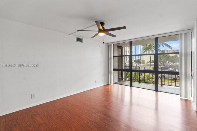 Building Photo - 800 Parkview Dr