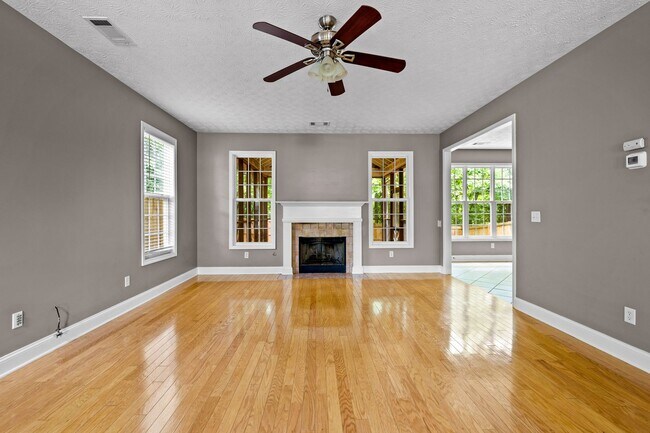 Building Photo - 4BR Home with Screened Porch Walkable to Downtown Senoia