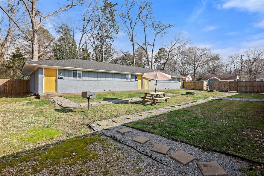 Building Photo - 216 Gunter St