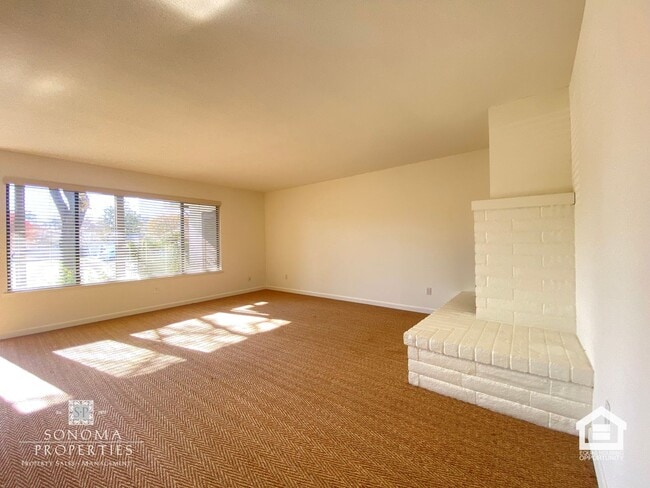 Building Photo - Ground Floor Condo on Sonoma's East Side