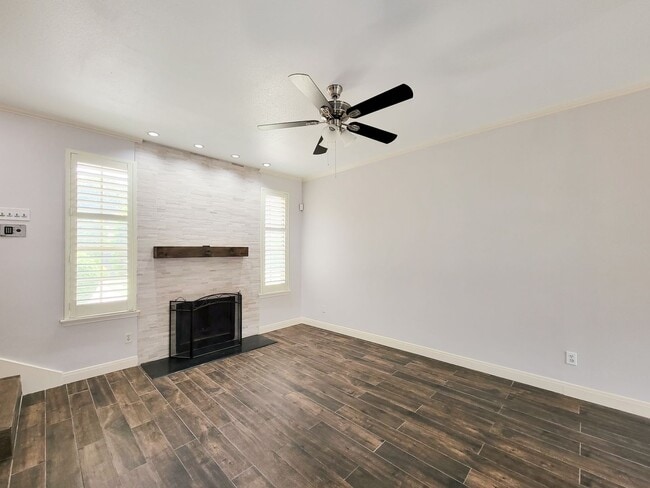 Building Photo - Medical Center Living at Its Best – Poolsi...
