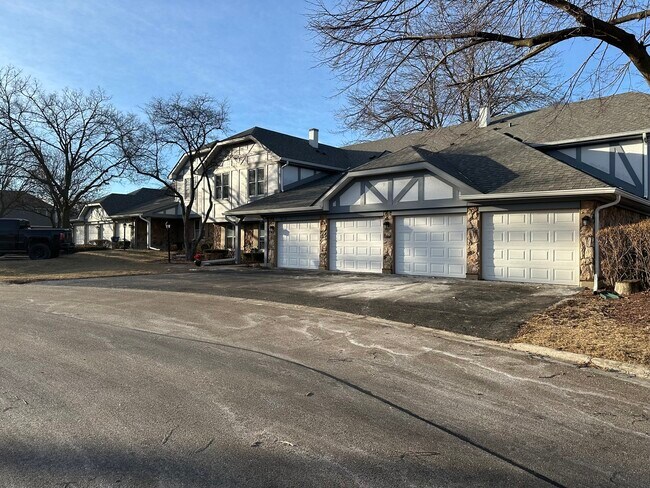 Building Photo - 1310 Cromwell Ct