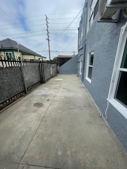 Building Photo - 335 N Palos Verdes St