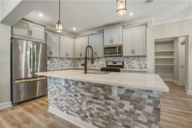 Building Photo - Beautiful Home