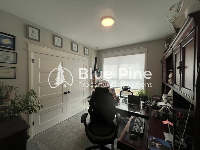 Building Photo - 1885 Mesa Cyn Dr