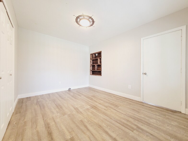 Building Photo - 567 E 11th St