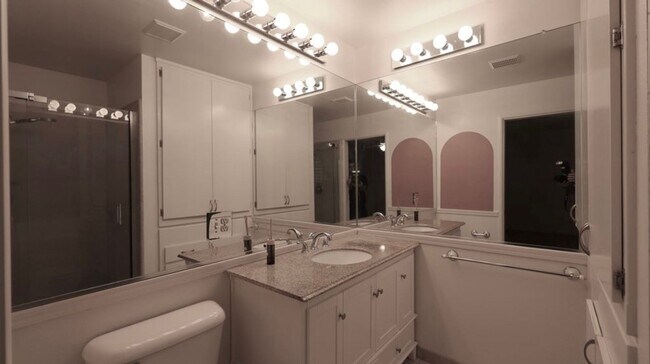 Building Photo - Pet friendly 2 bedroom townhouse