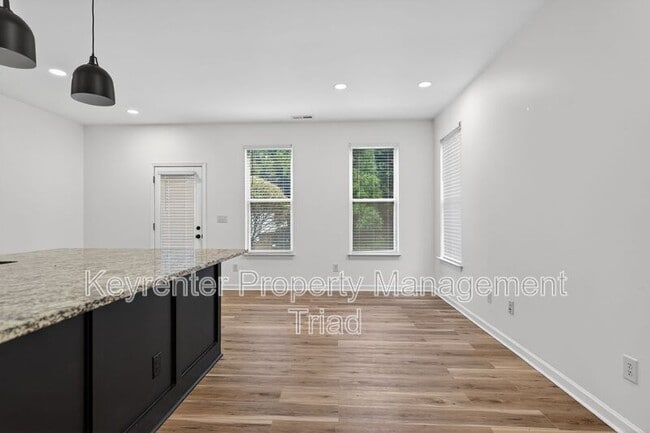 Building Photo - 2 Blue Stone Ln