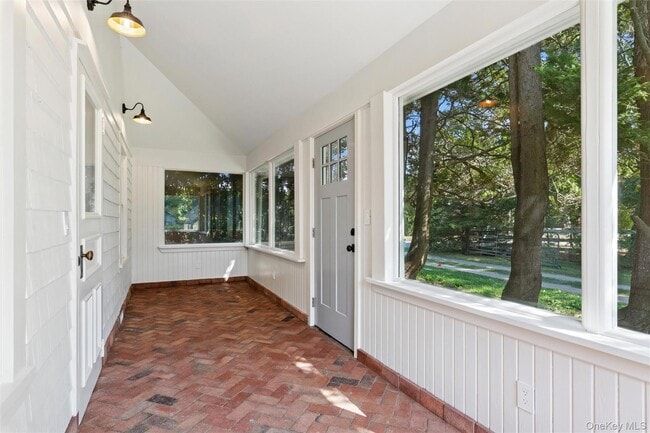 Building Photo - 335 Herricks Ln