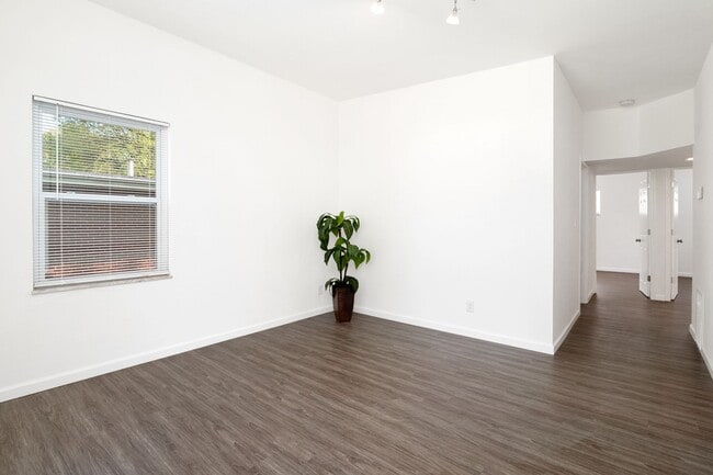 Building Photo - Great fully rehabbed Rental in University ...