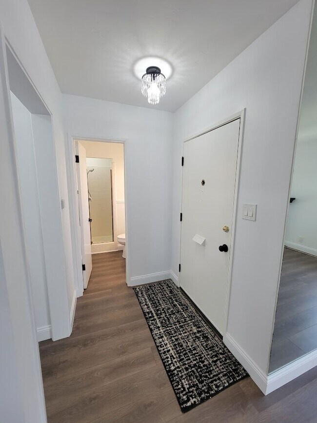 Building Photo - SPACIOUS 3BD/2BA WITH GARAGE, LAUNDRY AND ...
